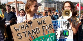 Keep raising your voices, UN chief tells young climate leaders