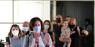 Fiji welcomes first Australian tourists in 20 months amid Omicron concerns