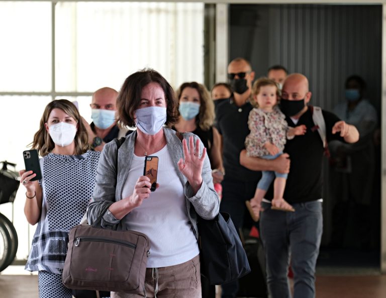 Fiji welcomes first Australian tourists in 20 months amid Omicron concerns