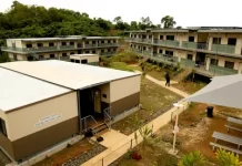 PNG threatens to send refugees back to Australia unless it keeps funding humanitarian programme