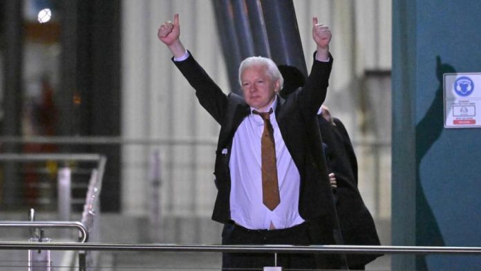 Assange back in Australia, avoids land of the free