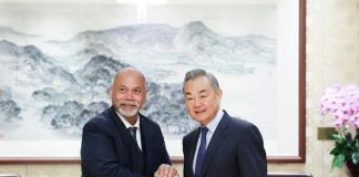 Chinese FM meets Nauruan counterpart